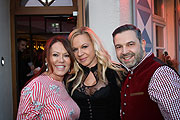 Schmuckdesignerin Carolin Gerdes-Röben, Birgit Fischer Höper und Pedro da Silva von Connections PR (©Foto: Martin Schmitz)